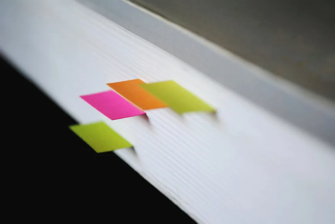 Bunte Klebezettel an einem Versicherungsvertrag — Symbolbild Versicherungsrecht der Kanzlei Lanzendorf